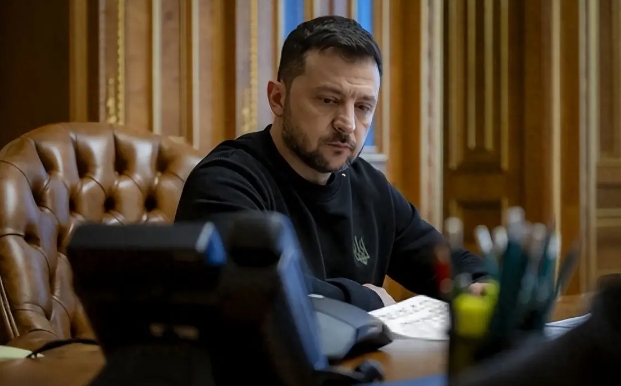 美，欧，乌的事情越来越迷糊！
乌克兰敢跟美国当面吵架了，欧洲敢跟美国对着干了！看