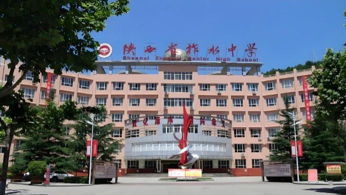 15岁女生带手机被停学一月，家长急求复课称“惩罚过度”，教育局回应制度合理