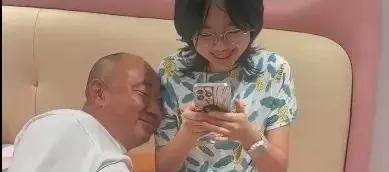 ·山东一父亲喝醉后，迫不及待来到女儿房间，掏出手机现场转账让其消费，看着女儿笑得