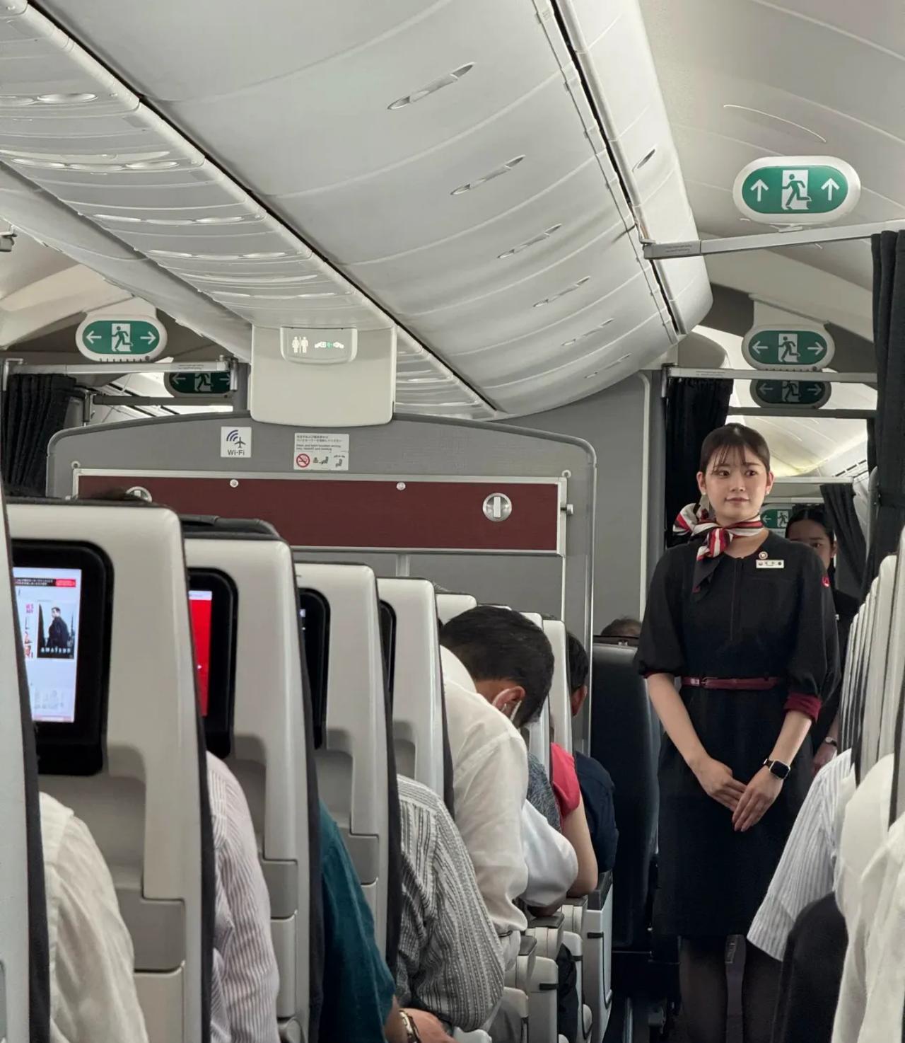 长途飞行选日航确实不错，座椅宽，腿部空间也大了一点，舒服不少！