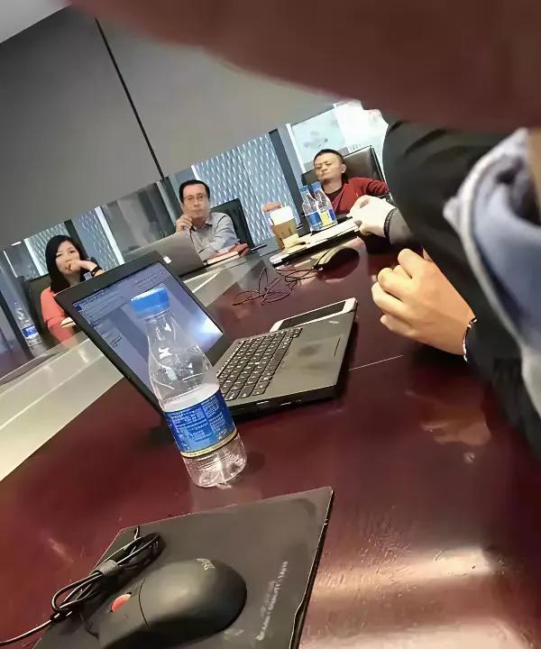 看看马总，别人都是缺钱，他苦恼什么？