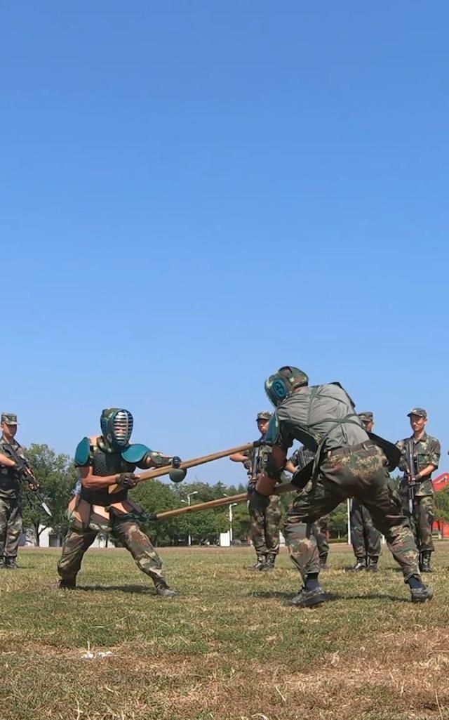 新兵连下连前，班长问我愿不愿意跟着他走，班长说警卫连喜欢个子高的战士，原因是警卫