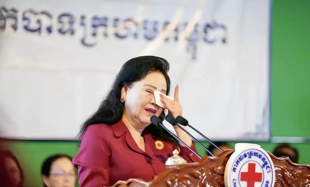 泰柬边境冲突爆发后，泰国那边领导人到难民营慰问过，他信还自掏腰包给难民发钱。柬埔
