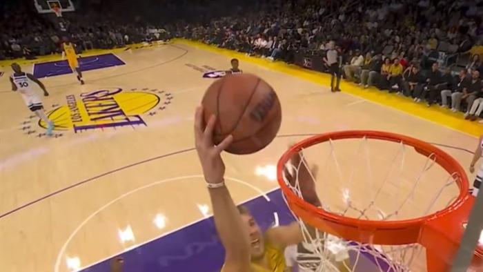 詹姆斯：东子，原来你也会扣篮？东契奇：那当然了，连库里都会！