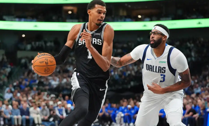 NBA揭幕战马刺VS独行侠，马刺首发里的瓦塞尔，尚帕尼，巴恩斯真是有点拖后腿了，