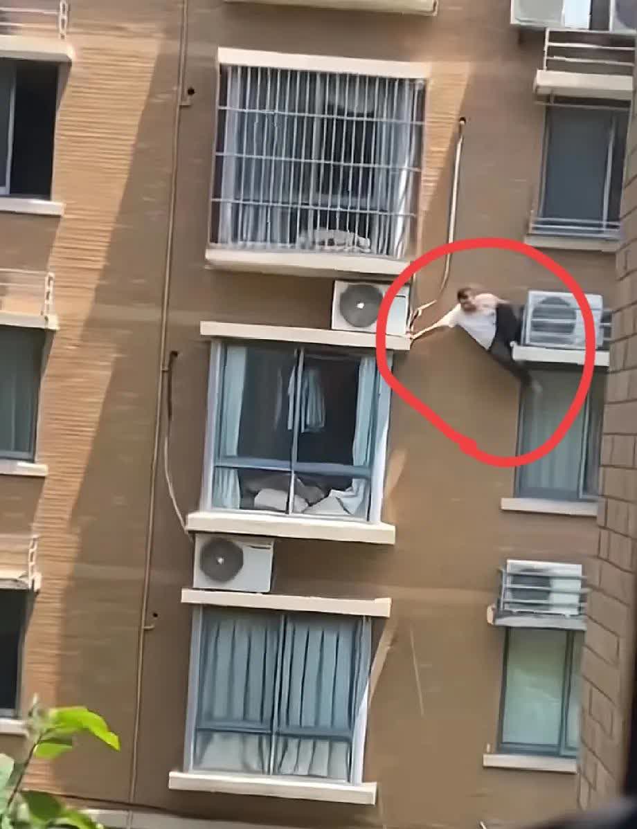 男子人高马大的挂在6楼窗外，手脚在发抖，一直哭喊着“救命啊，谁来救救我！”声音都