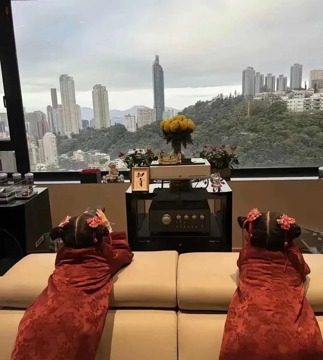 郭富城这大豪宅，山顶的房子，就是视野好，可不城里的小别墅能比。
方媛也是人生人家