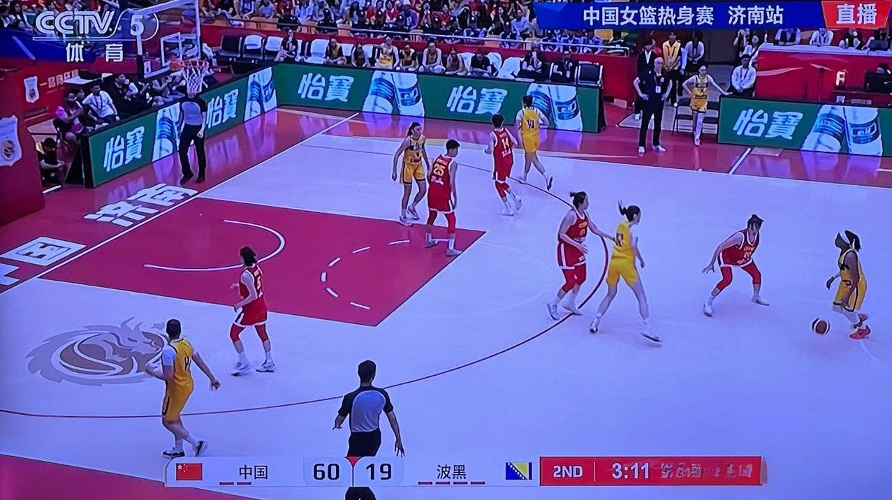 这只波黑篮球队啥水平啊？ 上半场就被打花了！
中国女篮不到半场比赛就领先波黑女篮