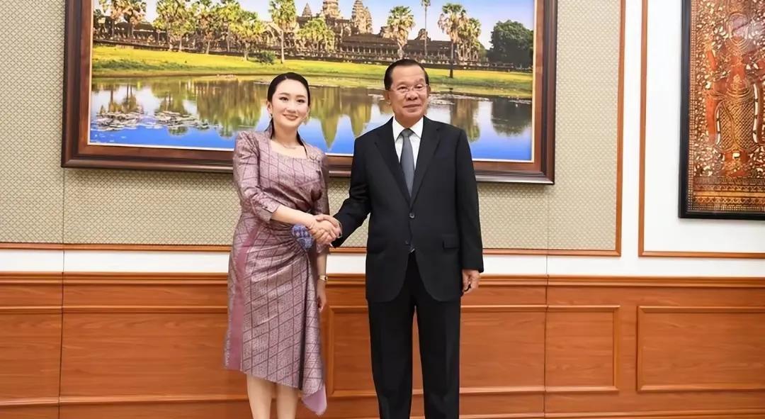 对于柬埔寨前首相洪森泄露与泰国总理佩通坦通话内容一事，不知道洪森是有意的，还是一