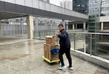 【男子冒永辉之名推销洗衣液？超市紧急公告】网友爆料：瓯海娄桥中央商务区中庚漫游天