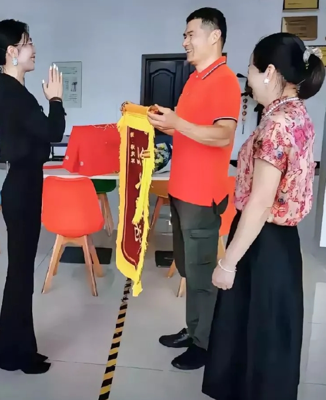 大恩不言谢，我对郑大哥的恩情无以回报，今天我就认下这个哥哥了，孙女士攥着郑志军的
