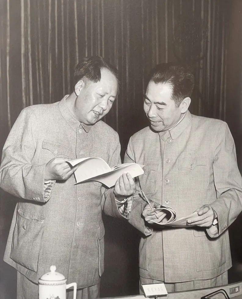 凡是毛主席做出的决策，我们都坚决维护；凡是毛主席的指示，我们都始终不渝地遵循。