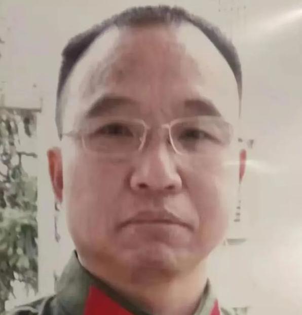 1984年，战士李陶雄，为救战友不幸中弹，倒地后被紧急送往医院救治，医生宣布他已