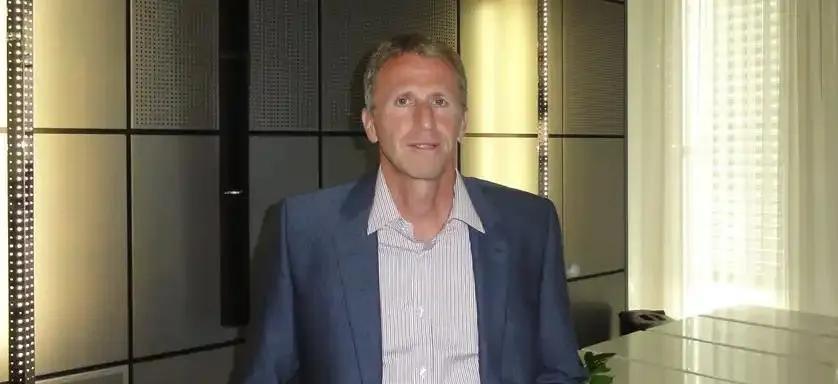 【瑞典媒体】UTTP主席西尔伯施密特在多哈发放协会传单时被拘押：他们逼我签署我完