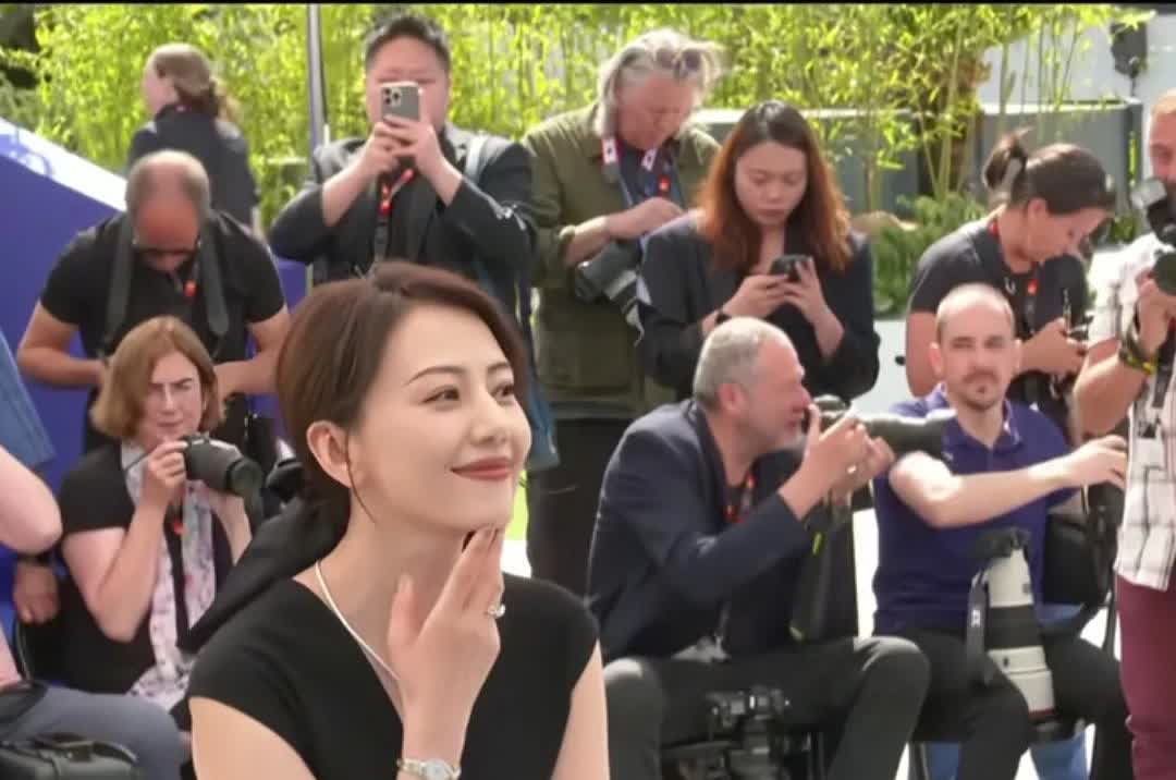 高圆圆长着一张温柔善良的脸这是主要的！其次才是美丽，身材均匀无瑕疵，高圆圆与俞飞