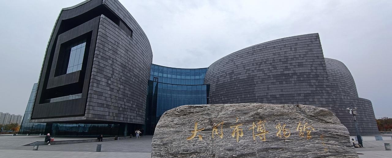 “大同”这个城市名最好，没有之一。
“一下雪，大同就成了平城。”这句话大概是仿造