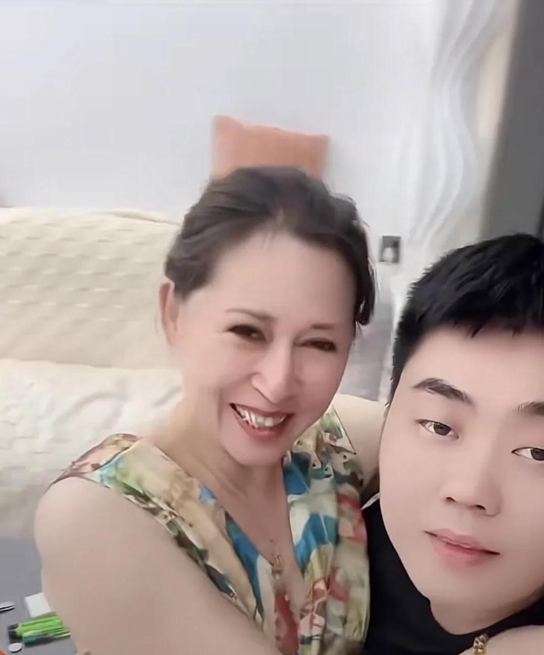 小姑娘你不要，
偏偏找个老妈子！