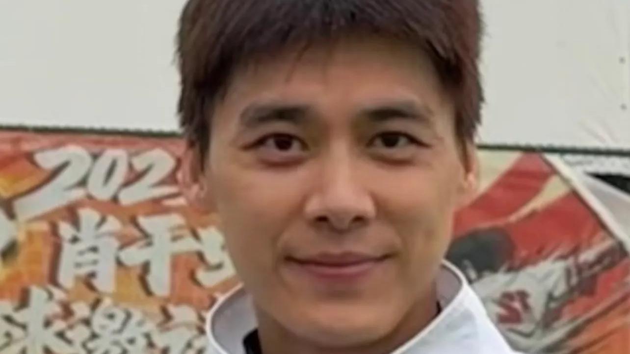 李易峰成都踢球，全场跑挺矫健，变黑皱纹严重，快40的他已好普通