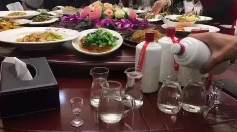 最近中央严查违规吃喝问题，单位几个刚参加工作的小青年不淡定了。
以前是住单身宿舍