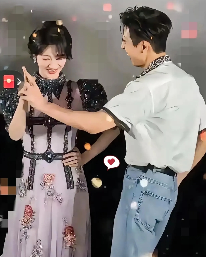 只要杨紫不塌房
她演技好不好，根本不重要。
说白了，她最大的本钱不是长相，也不是