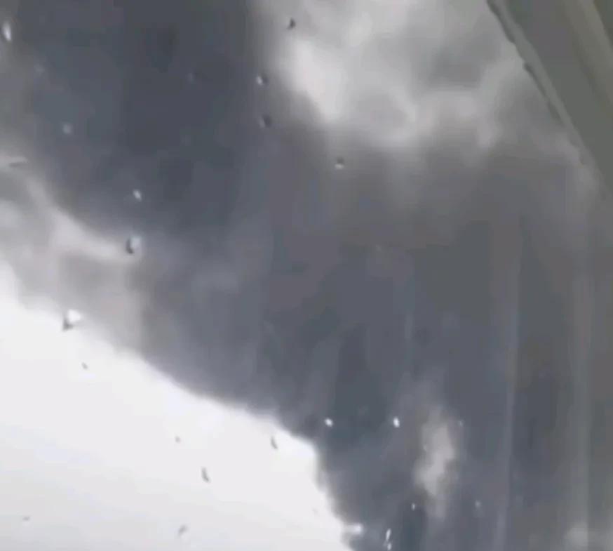 【 俄军核潜艇基地疑似发生大爆炸 】
俄罗斯北莫尔斯克市发生强烈爆炸。这座城市是