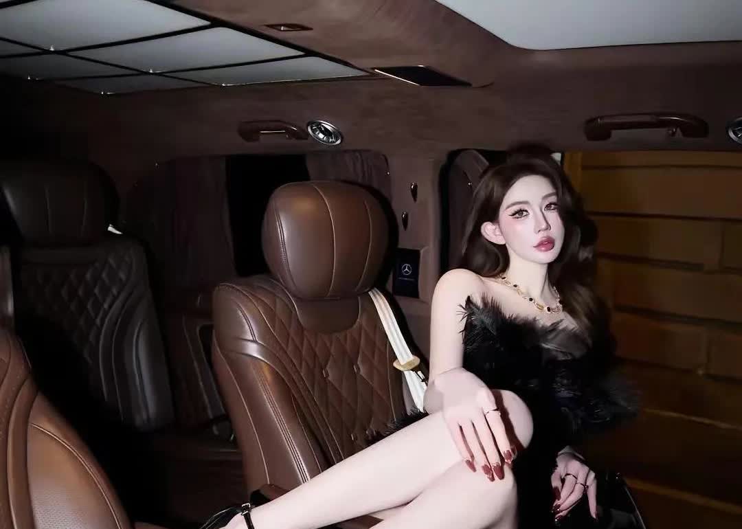 看她这比例，腿长至少占身高的六成