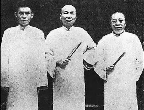 有一次，黄金荣喝醉了，抓过来一个乞丐就问：“上海滩三大亨，你最佩服谁？”乞丐回答