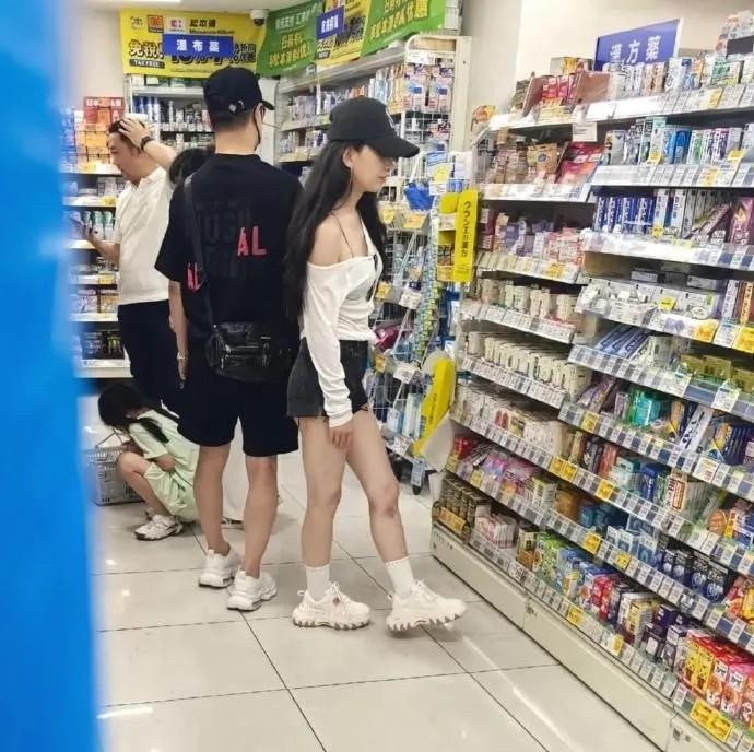 偶遇森林北，不过与网传的差距有点大。
刚刚刷到吧友在日本看到汪峰带着森林北逛药妆