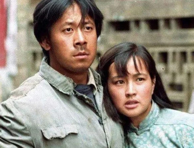 1986年，刘晓庆和姜文拍摄《芙蓉镇》时相恋，她的二婚丈夫陈国军大闹片场，刘晓庆