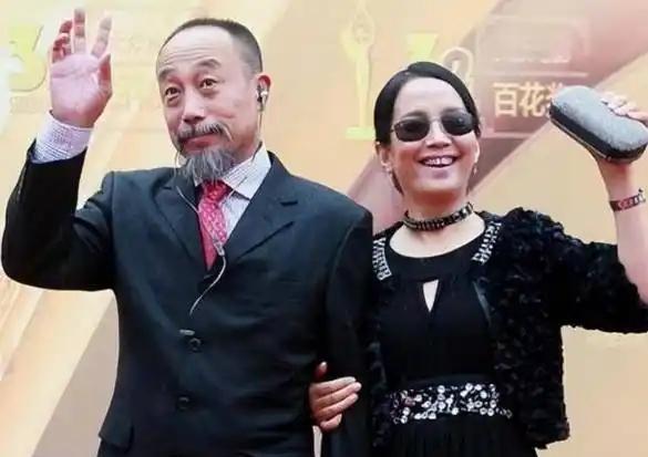 他们曾经是受人尊敬的“人民艺术家”，如今却成了人人厌恶的对象。
吕丽萍和孙海英，