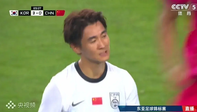 东亚杯：国足0-3韩国，30老将韦世豪是中国队最大亮点。
当然，18岁小将王钰栋