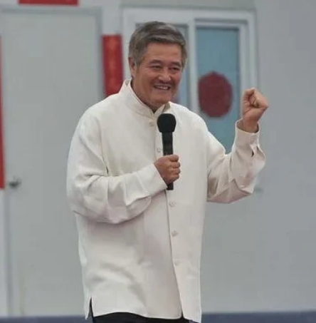 2005年，赵本山担任辽宁足球队主事，想以己之力拯救命运多舛的“辽小虎”队，但仅