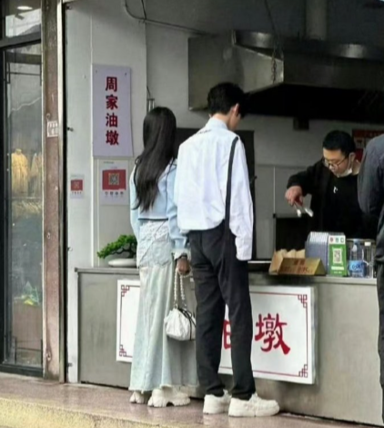 还以为遇见了桑延温以凡，忽然扭头惊得心一跳，这反差太逗！ ​​​