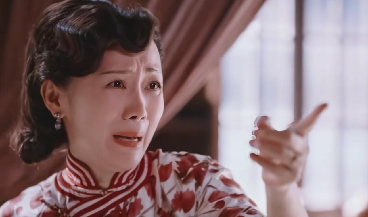 《灼灼韶华》当褚韶中发现是周燕告了韶华后，他气得扇了她一耳光，还把她赶出了家门。