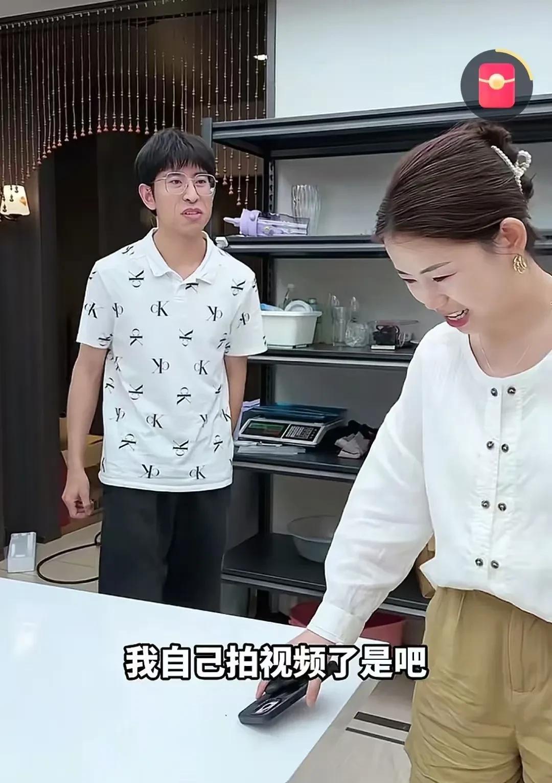 斌子也要单飞了
       斌子女朋友已经拿到北京户口了，1米七多的大高个，工