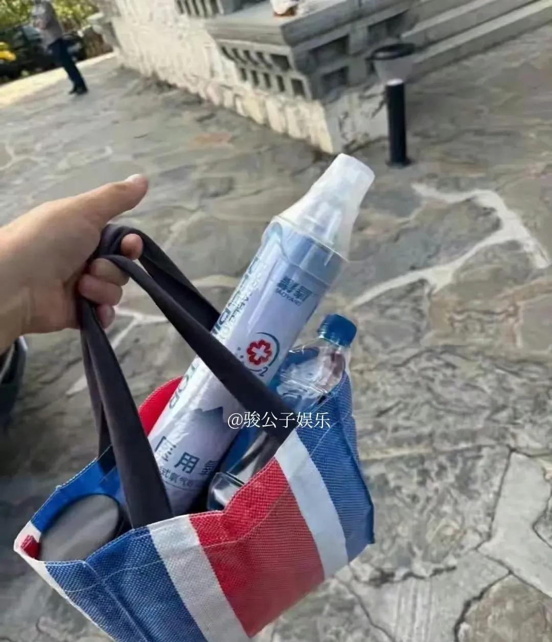 郭晶晶的朴实无华令人印象深刻，一元发圈、手提编织袋和飞跃鞋已成为她出行的标志性装