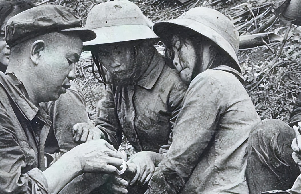 1979年，越南女兵混入我军队伍，并使用了很多阴险手段。为了识别这些女兵，有人提