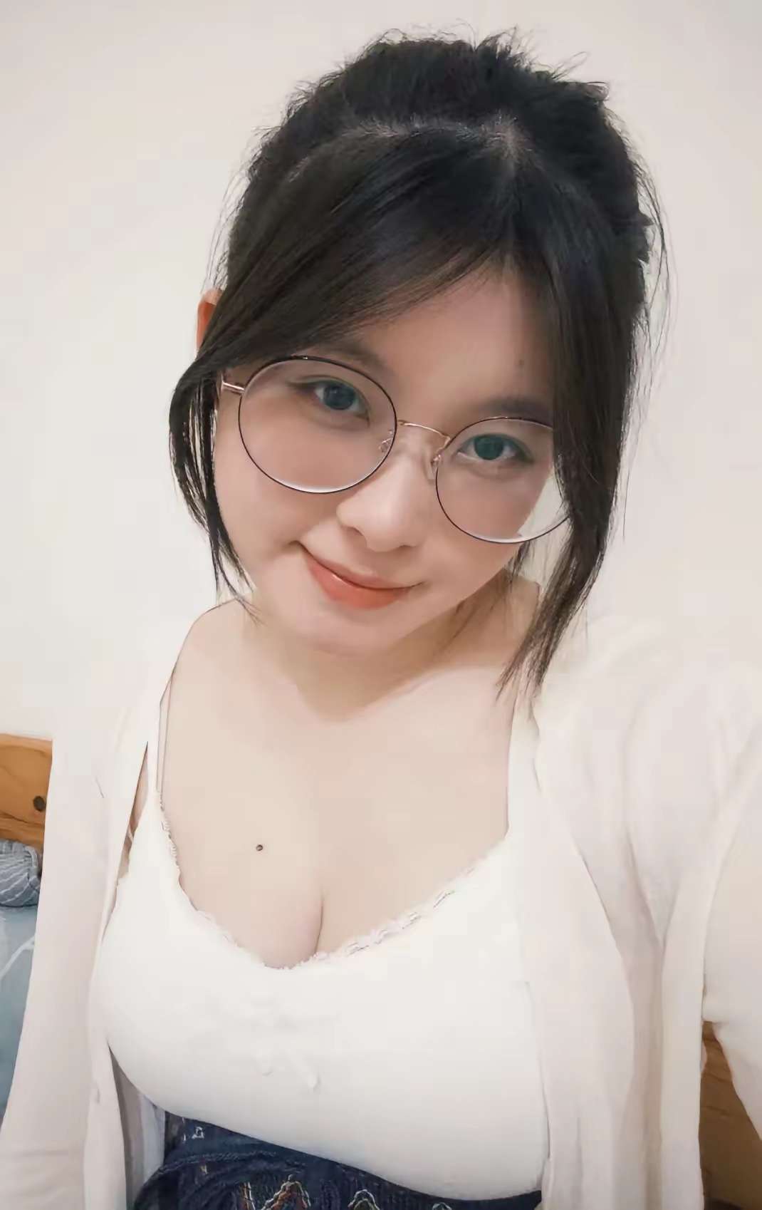 说爱你只是轻的，抱紧你只是浅的