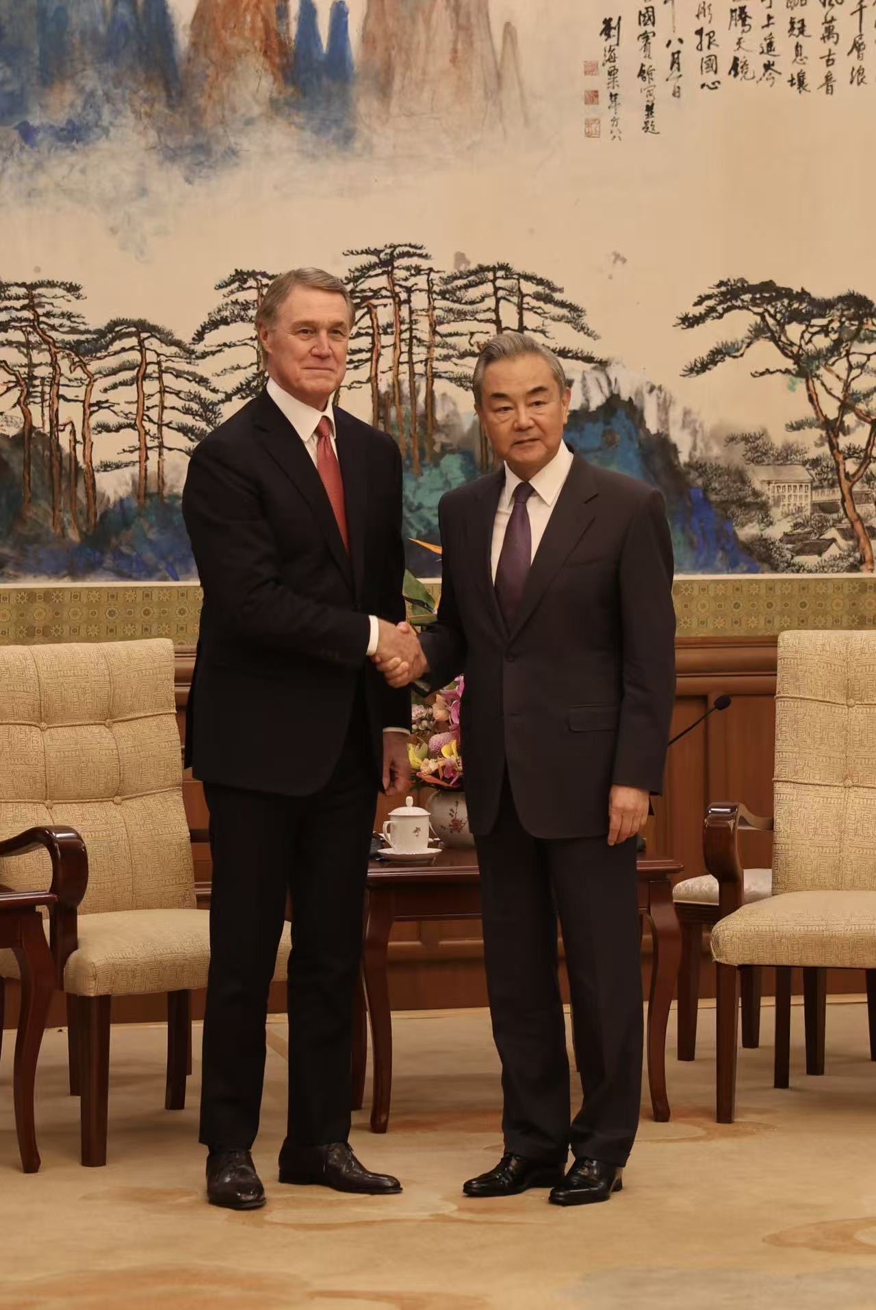 美国驻华大使庞德伟6月3日发文说：“在今天与中央外事工作委员会办公室主任兼外交部