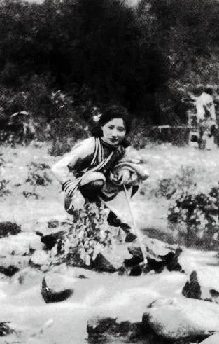 问：这位绝色女子是谁？
提示：《再别康桥》作者的夫人