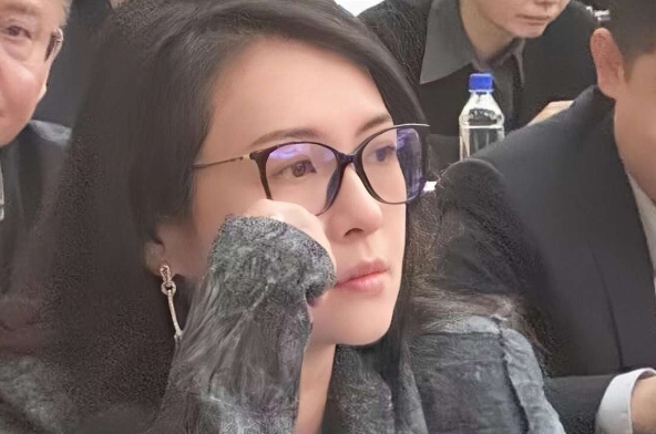 章子怡这淡妆，看着像30出头，实际已经46了。

