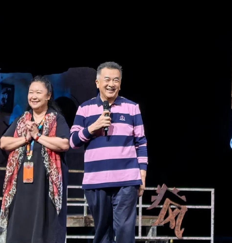 很久没露面的著名小品艺术家黄宏，最近参加活动。
虽然已经65岁了，但笑容满面，侃