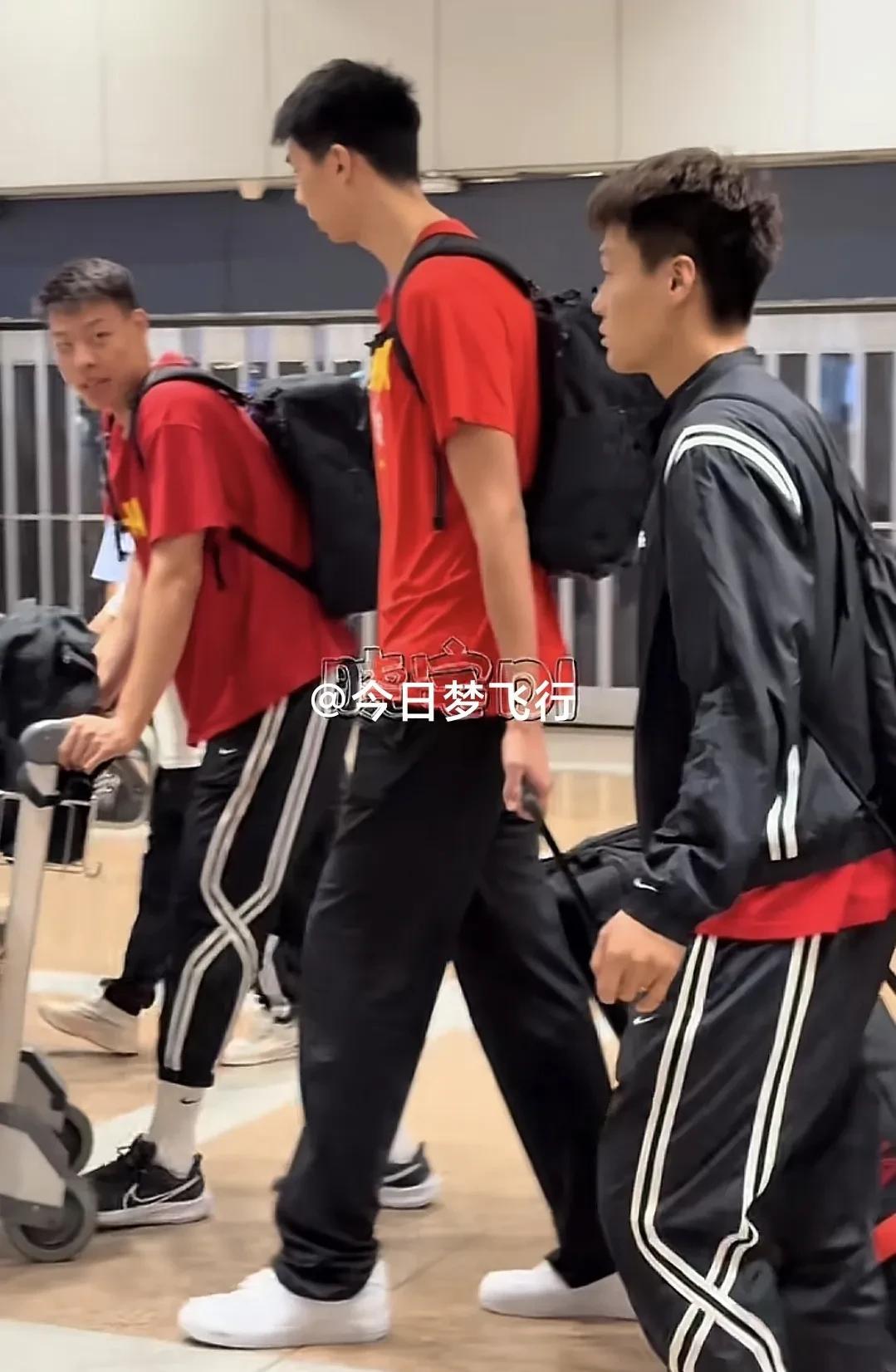 中国男篮飞返北京！
结束为期14天的欧洲拉练，中国男篮已经回国顺利飞返北京。
本