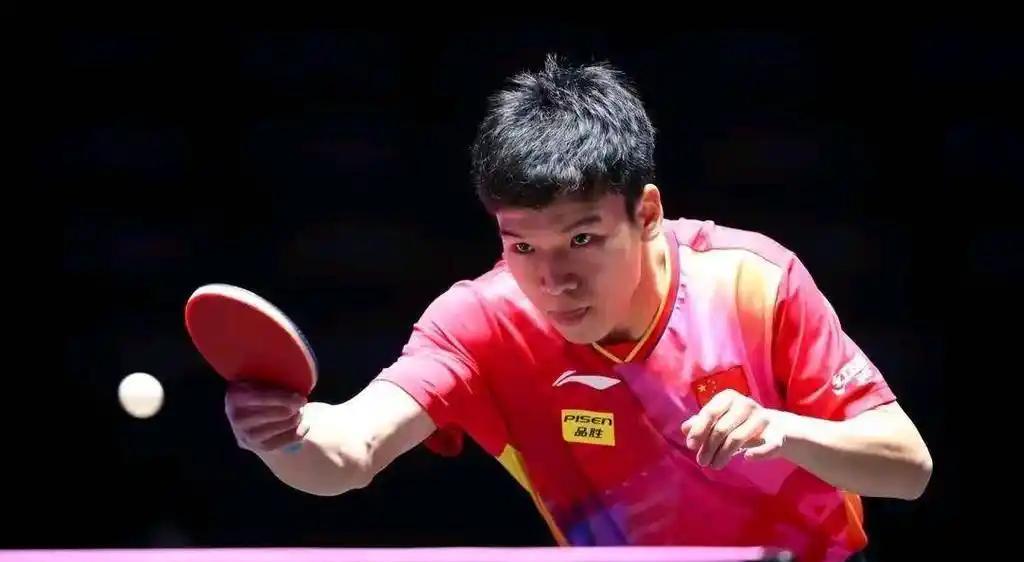 中国男乒小将向鹏真是太争气了！在今天结束的一场世乒联大满贯赛中国站男单首轮中，小