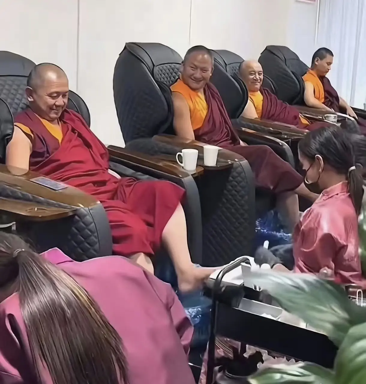 念了一辈子的经，就不能享受一下嘛，继续奏乐，继续舞。