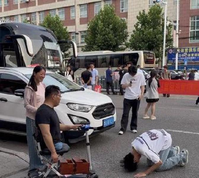 高考放榜那天事儿可真不少，山东有个小伙子查完成绩，转身就给自个儿没有双腿的父亲跪
