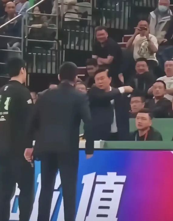 CBA联赛里，比赛激烈进行中，有主教练指着裁判骂的，有主教练扑向裁判的，有拿粘鼠
