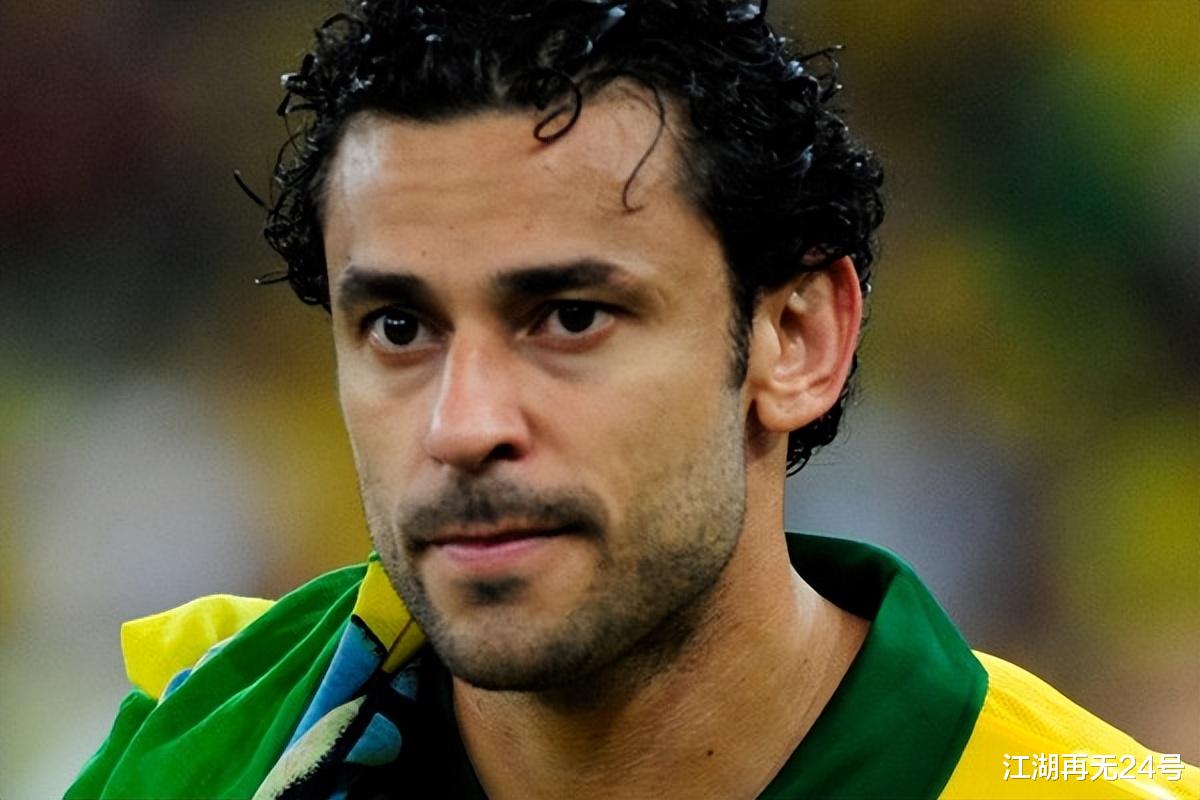 还记得他吗? 巴西历史最差9号, 被喷出国家队, 却直到38岁才退役!