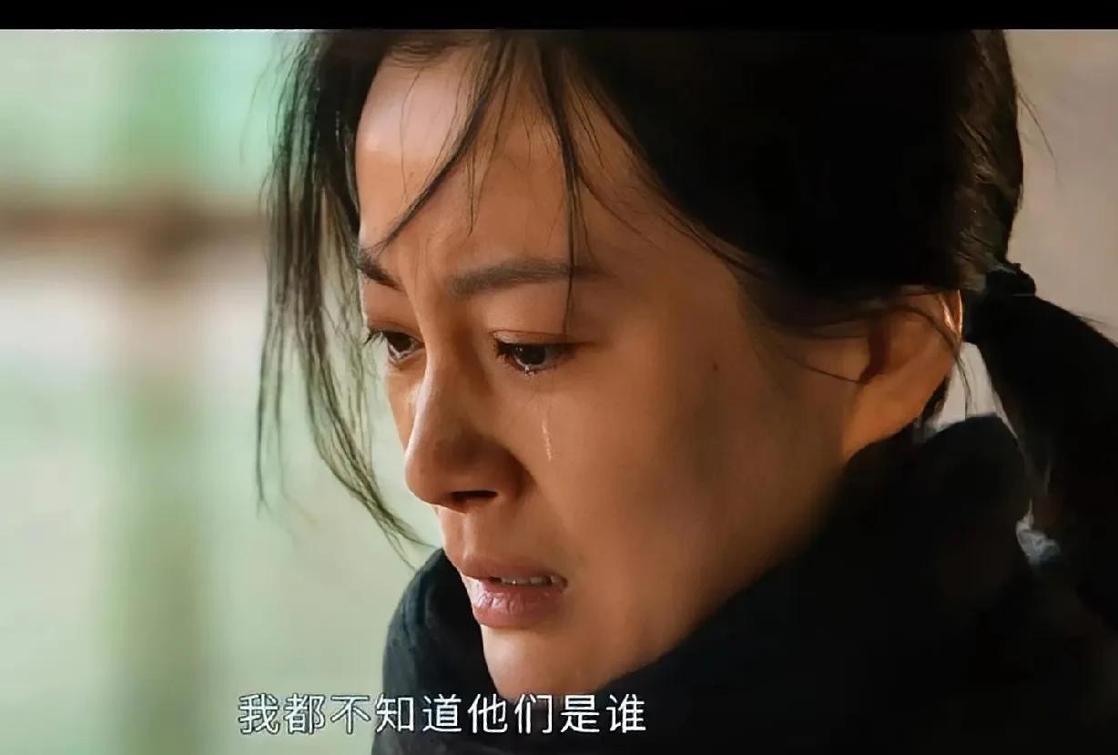《以法之名》：周梅做梦都想不到自己床下面放着三百万现金。
周梅来到警局本以为是案