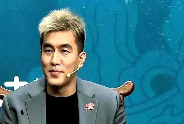 杨鸣在直播里大吐苦水，说民营俱乐部和国营单位玩篮球根本不是一回事儿。
球迷们还觉